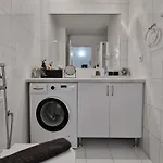 Quiet And Close To The A107 公寓 丰希罗拉